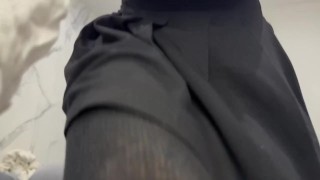 Ловлю извращенца за подглядыванием и наказываю по яйцам