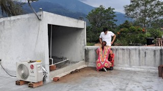 the employee sucks the maintenance guy Part 1