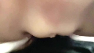 Fille chevauche une bite
