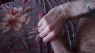 Голый парень дразнит себя и кончает со стонами