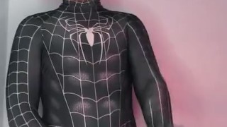 ЧТО ОН ДЕЛАЕТ СО СВОИМ БОЛЬШИМ ЧЛЕНОМ ?