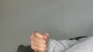 Batendo punheta até gozar Pau grosso e grande escorrendo porra se lambuzando cabeçudo