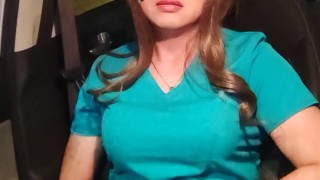 Me masturbo en mi coche dentro de un estacionamiento 😈