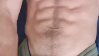 Мускулистый папик показывае свою дрочку