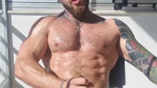 Подкачаный парень флексит и дрочит