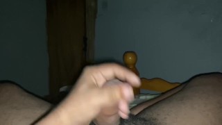 Hombre alcanza orgasmo y se viene sobre si mismo