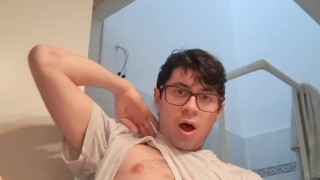 Esibizionista fa pipì e si prepara per sborrare