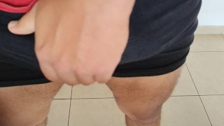 Jugando un poco con mi pene, se divierten ustedes conmigo?