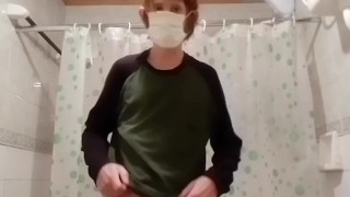 Chico caliente se corre en el piso del baño