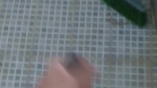 ME BAÑO Y MI VERGA CON UNA LIGA EYACULA RICO