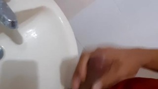 Me hago Un Paja Dura en Lavamanos