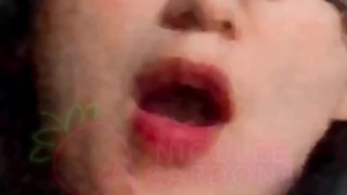 Atendiendo una rica videollamada con un fan