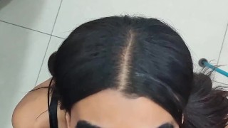 Una chica India y tímida hace una mamada profunda - Hermanastra EP 3