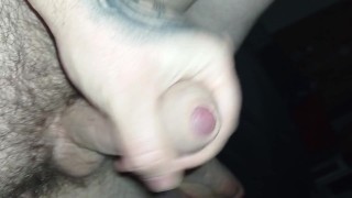 Jeune homme se masturbe a côté de sa soeur dans le lit et ejacule