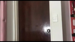 le practico rico sexo oral al enano que va adelante mío en la buseta, me convence de follar en baño