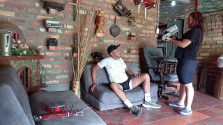 NOS QUEDAMOS SOLOS EN UNA CABAÑA Y MI PADRASTRO ME COGE MIENTRAS MI MAMÁ NO ESTA