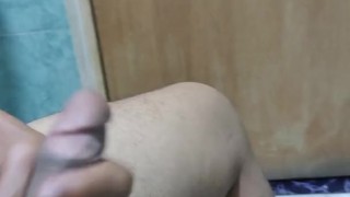 Me masturbo en el baño de mi vecina