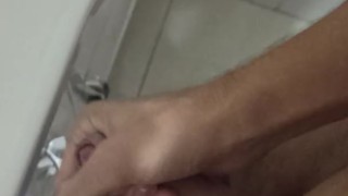 18 anos bate punheta no banheiro venha gozar