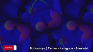 Gode anal XXL de sinnovator dans un monde fluo avec la fuckmachine