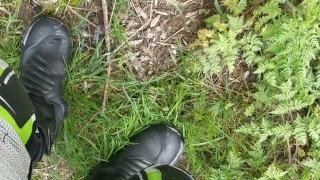 Éjaculation en forêt durant sortie moto