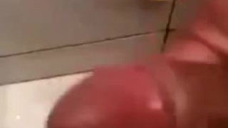 Punheta gostosa banheiro academia