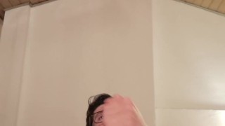 Ragazzo si diverte fino a sborrare guardando un porno