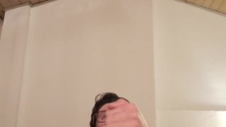 Ragazzo si diverte fino a sborrare guardando un porno