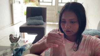 LA PERRITA COLOMBIANA CHUPA Y TRAFGA SEMEN CUANDO SU VECINO LA VE