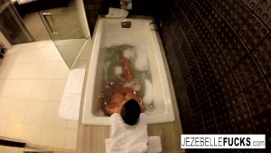 Jezebelle films herself taking a bath 夢マニア天国