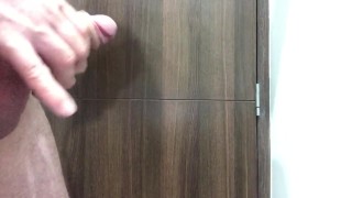 Me masturbo en el baño