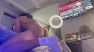 Se venda los ojos para imaginar que se folla un culo real