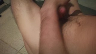 Cara jovem toca sua coisa-Young guy fingers his thing