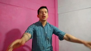 Barbero le da sexo oral a un cliente en su salon. Se come la leche de su gran polla- Relato sexual