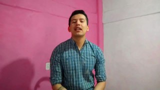 Barbero le da sexo oral a un cliente en su salon. Se come la leche de su gran polla- Relato sexual