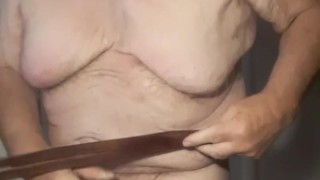 Vieil-Homme se frappe tout seul, tous nus devant la caméra.