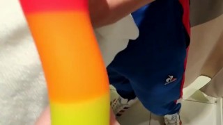 MILF se fait baiser par un jeune inconnu dans une cabine d'essayage