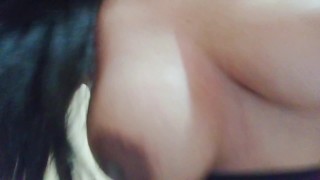 Moviendo mis grandes tetas
