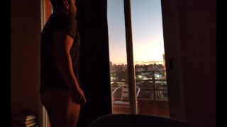 Desnudo mirando el atardecer