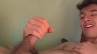 joven se corre viendo porno
