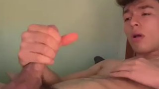 joven se corre viendo porno