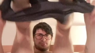 Cazzo duro lubrificato mi fa sborrare sulla mano (sega italiana)