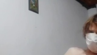 Cumming sustiene una gran polla con la mano