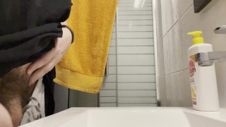 Pisse Du Matin Dans Le Lavabo