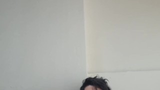 Twink che lavora di mano pronto per sborrare (AMATORIALE ITALIANO)