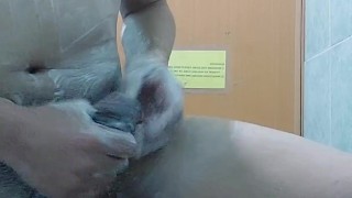 Nagconcert habang naliligo