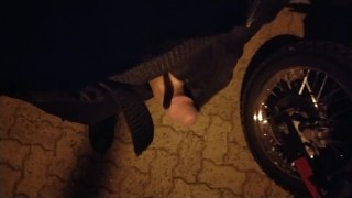 De pau duro em público