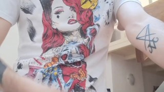 Ragazzaccio ha un cazzo così duro da dover svuotare di sperma
