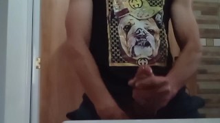 Argentino caliente se masturba y se llena de leche la mano