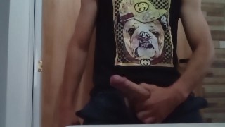 Argentino caliente se masturba y se llena de leche la mano