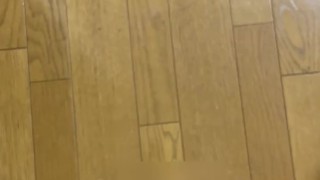 オナニーして床に精子をぶちまけるの最高